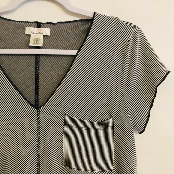 Tops - 🎈 Black & White Striped Pocket V-Neck Tee!